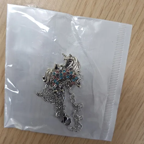 Collier avec une licorne. Produit vendu en ligne, notamment via Temu.