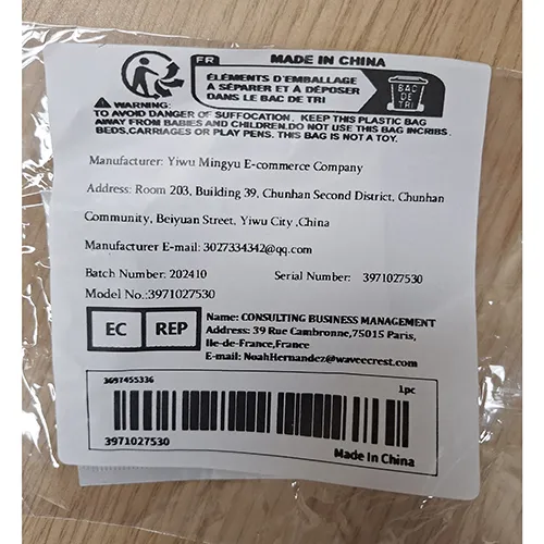 Collier avec une licorne. Produit vendu en ligne, notamment via Temu.