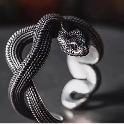 Bague, destinée aux hommes, en forme de serpent. Produit vendu en ligne, notamment via AliExpress.