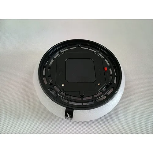 Boule en plastique à piles avec un anneau en mousse. Produit vendu en ligne, notamment via www.alza.sk.