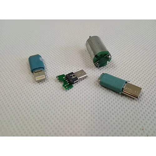 Petit ventilateur USB de couleur noire avec deux types de connecteurs inclus. Le ventilateur peut être attaché à un téléphone portable. Produit vendu en ligne, notamment via www.nay.sk.