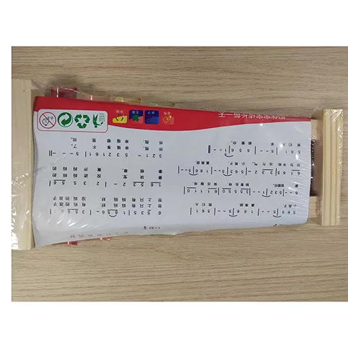 Xylophone en bois et métal multicolore, avec 2 maillets. Produit vendu en ligne, notamment via royaumemontessori.fr.