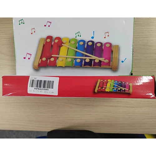 Xylophone en bois et métal multicolore, avec 2 maillets. Produit vendu en ligne, notamment via royaumemontessori.fr.