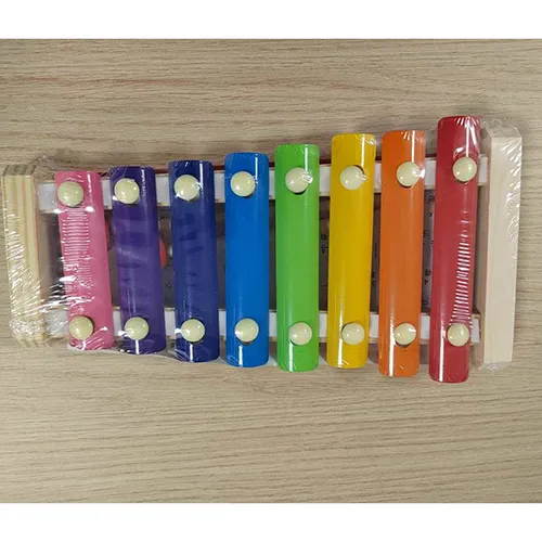 Xylophone en bois et métal multicolore, avec 2 maillets. Produit vendu en ligne, notamment via royaumemontessori.fr.