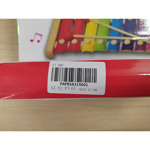 Xylophone en bois et métal multicolore, avec 2 maillets. Produit vendu en ligne, notamment via royaumemontessori.fr.