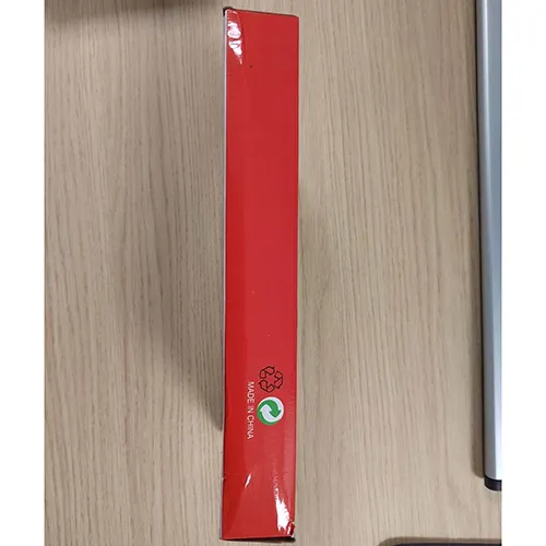 Xylophone en bois et métal multicolore, avec 2 maillets. Produit vendu en ligne, notamment via royaumemontessori.fr.