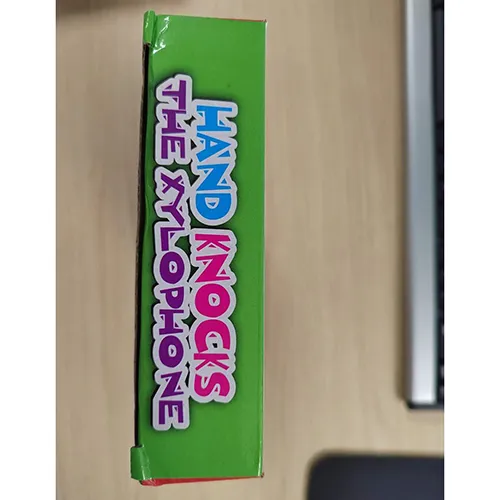 Xylophone en bois et métal multicolore, avec 2 maillets. Produit vendu en ligne, notamment via royaumemontessori.fr.