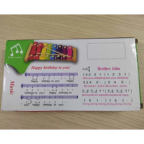 Xylophone en bois et métal multicolore, avec 2 maillets. Produit vendu en ligne, notamment via royaumemontessori.fr.