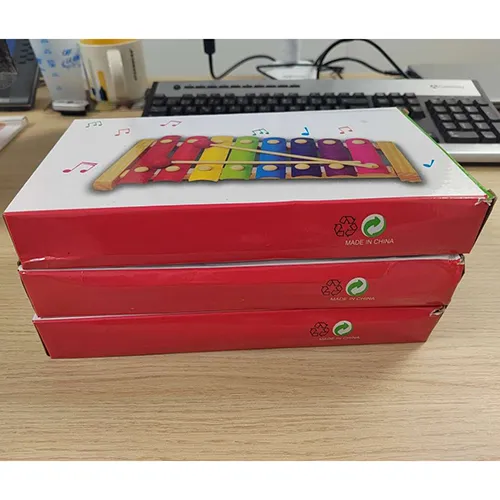 Xylophone en bois et métal multicolore, avec 2 maillets. Produit vendu en ligne, notamment via royaumemontessori.fr.