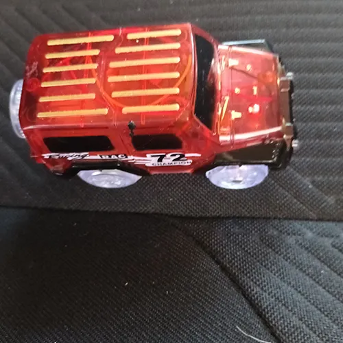 Jouet en plastique à piles en forme de voiture équipé d'une piste en plastique, de piles légères et de piles AA.