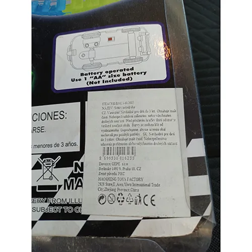 Jouet en plastique à piles en forme de voiture équipé d'une piste en plastique, de piles légères et de piles AA.