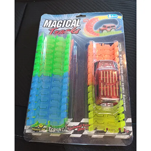 Jouet en plastique à piles en forme de voiture équipé d'une piste en plastique, de piles légères et de piles AA.