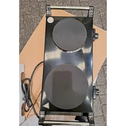 Plaque de cuisson électrique avec une prise murale.