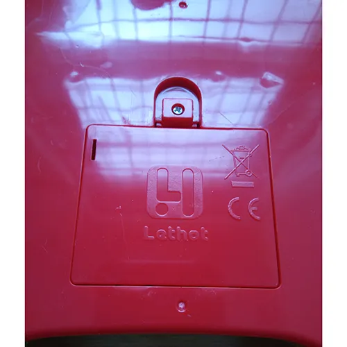 Jouet musical en plastique alimenté par trois piles AA 1,5 V.