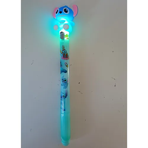 Stylo de jouet avec lumière LED. Produit vendu en ligne, notamment via SHEIN.