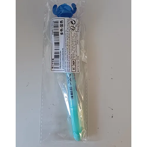 Stylo de jouet avec lumière LED. Produit vendu en ligne, notamment via SHEIN.