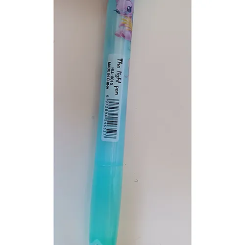 Stylo de jouet avec lumière LED. Produit vendu en ligne, notamment via SHEIN.