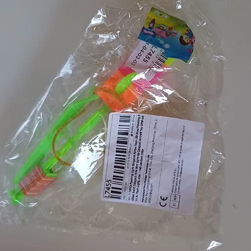 Élingue de jouet avec lumière LED. Produit vendu en ligne, notamment via AliExpress.