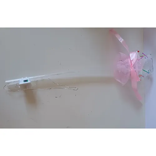 Baguette de jouet avec lumière LED. Produit vendu en ligne, notamment via AliExpress.