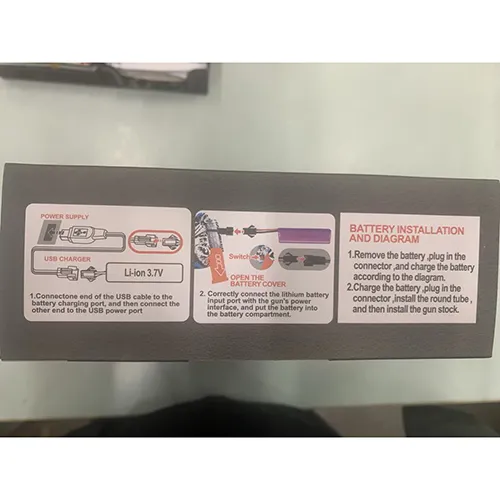 Ensemble de jouets en plastique rigide multicolore composé d'un corps en forme de pistolet avec une surface colorée de style graffiti, un récipient transparent bleu pour les balles (en forme de grenade), une batterie lithium-ion (3,7 V), un câble de charge USB et des lunettes Le jouet est électrique, tirant des balles de 7-8 mm.