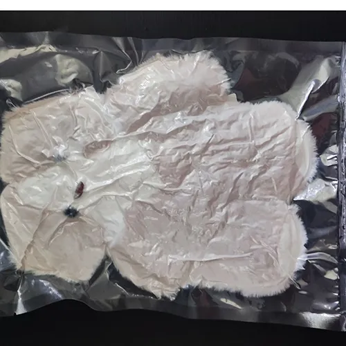 Jouet doux en forme de lapin. Date de production: 4 novembre 2024. Produit vendu en ligne, notamment via Shein.