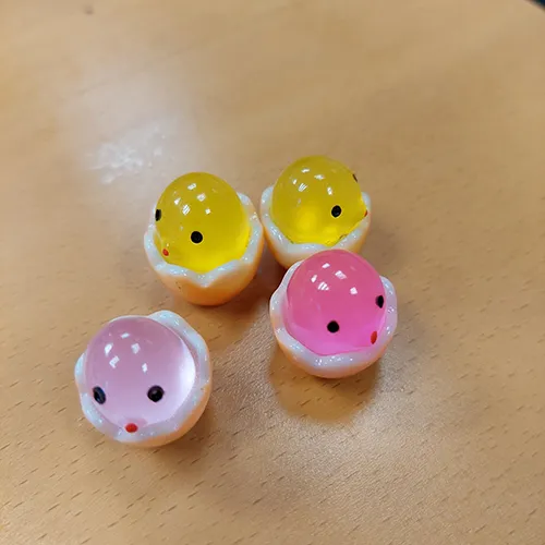 Ensemble de 10 petits jouets en plastique en forme de poulets. Produit vendu en ligne, notamment via Temu.