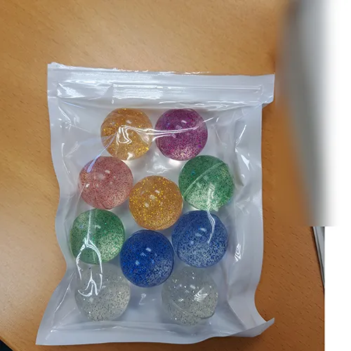 Lot de 10 boules rebondissantes de différentes couleurs. Produit vendu en ligne, notamment via Temu.