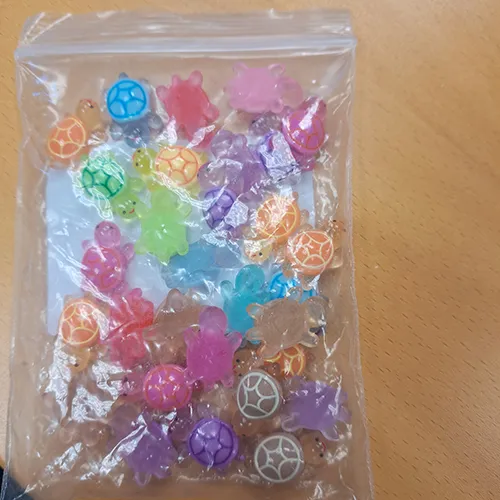 Ensemble de 30 petits jouets en plastique en forme de tortues. Produit vendu en ligne, notamment via Temu.