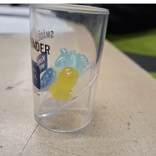 Petits jouets en plastique en forme d'animaux. Produit vendu en ligne, notamment via Shein.