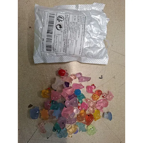 Petits jouets en plastique en forme d'animaux. Produit vendu en ligne, notamment via Shein.