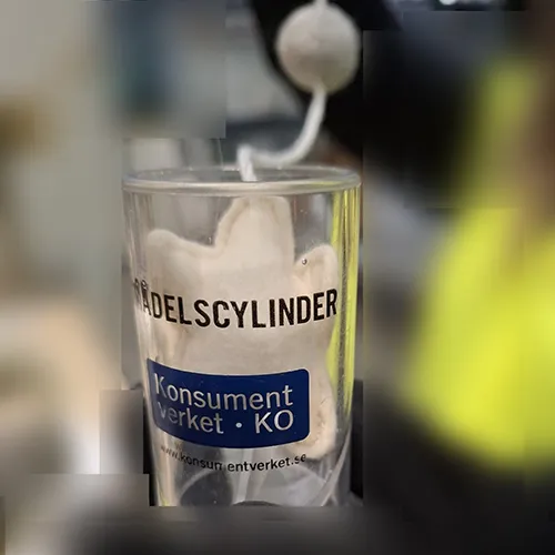 Berceau mobile avec des peluches et un cadre en bois. Produit vendu en ligne, notamment via Shein avec numéro d'identification: sl25011484120052748.