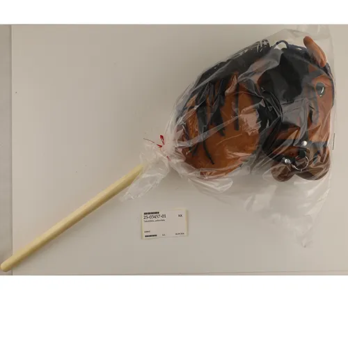 Chevaux de passe-temps brun foncé et blanc et noir avec un bâton en bois. Les deux chevaux ont une crinière noire et une bride noire.