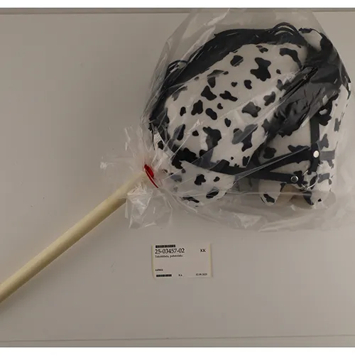 Chevaux de passe-temps brun foncé et blanc et noir avec un bâton en bois. Les deux chevaux ont une crinière noire et une bride noire.