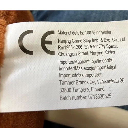 Chevaux de passe-temps brun foncé et blanc et noir avec un bâton en bois. Les deux chevaux ont une crinière noire et une bride noire.