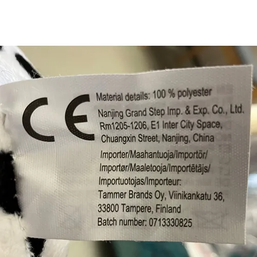 Chevaux de passe-temps brun foncé et blanc et noir avec un bâton en bois. Les deux chevaux ont une crinière noire et une bride noire.