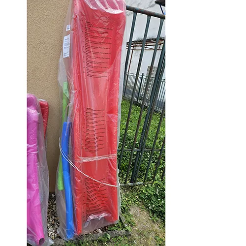 Toboggan en plastique autoportant, 2 m de haut. Le toboggan comporte des marches menant au coin salon.