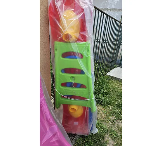 Toboggan en plastique autoportant, 2 m de haut. Le toboggan comporte des marches menant au coin salon.