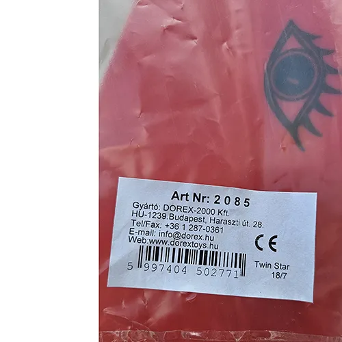 Toboggan en plastique autoportant, 2 m de haut. Le toboggan comporte des marches menant au coin salon.