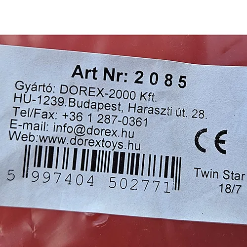 Toboggan en plastique autoportant, 2 m de haut. Le toboggan comporte des marches menant au coin salon.