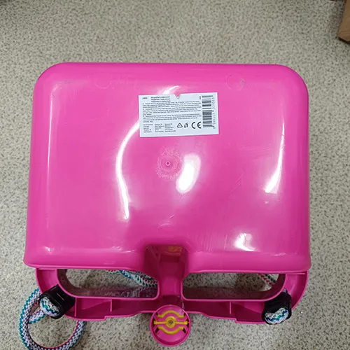 Pendaison de balançoire de jouet en plastique. Le système de suspension se compose d'une corde ancrée dans chaque coin de la balançoire et se termine par deux connecteurs avec des extrémités en plastique. Une corne en plastique est située dans la partie centrale avant.