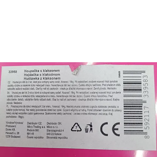 Pendaison de balançoire de jouet en plastique. Le système de suspension se compose d'une corde ancrée dans chaque coin de la balançoire et se termine par deux connecteurs avec des extrémités en plastique. Une corne en plastique est située dans la partie centrale avant.