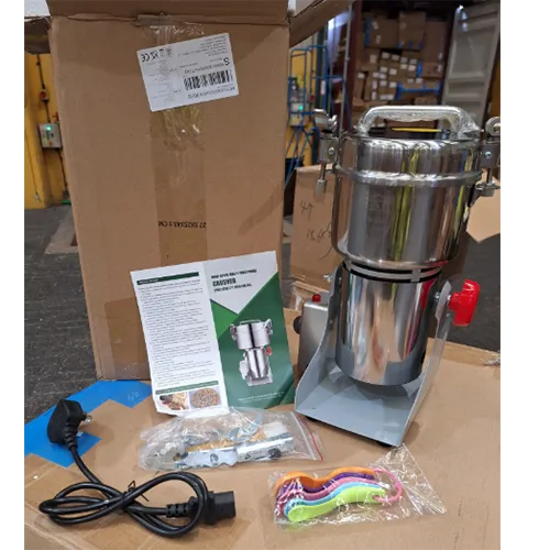 Petit outil de concassage de comptoir en métal avec une fiche murale, des lames de rechange et des cuillères à mesurer.