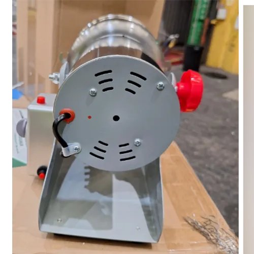 Petit outil de concassage de comptoir en métal avec une fiche murale, des lames de rechange et des cuillères à mesurer.