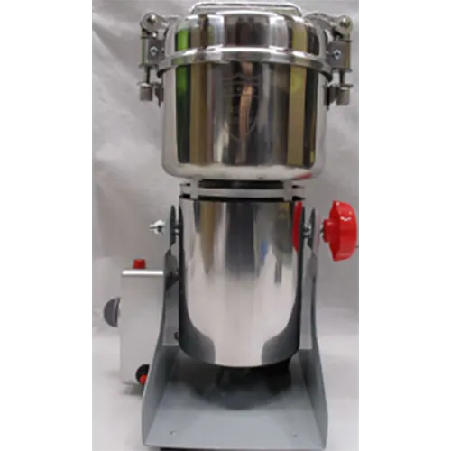 Petit outil de concassage de comptoir en métal avec une fiche murale, des lames de rechange et des cuillères à mesurer.