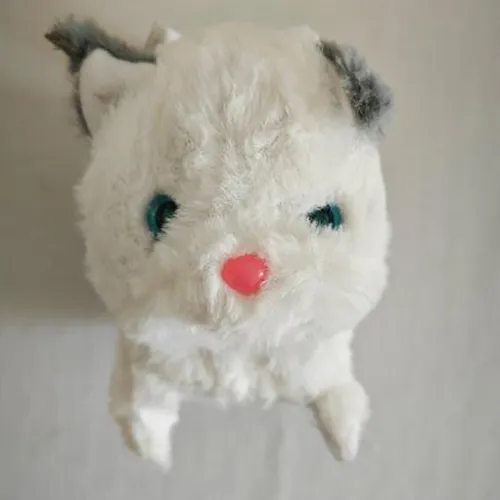 Jouet en peluche en forme de chat, disponible en différentes couleurs. Le jouet est vendu en différentes couleurs. Le jouet est alimenté par 2 piles AA.