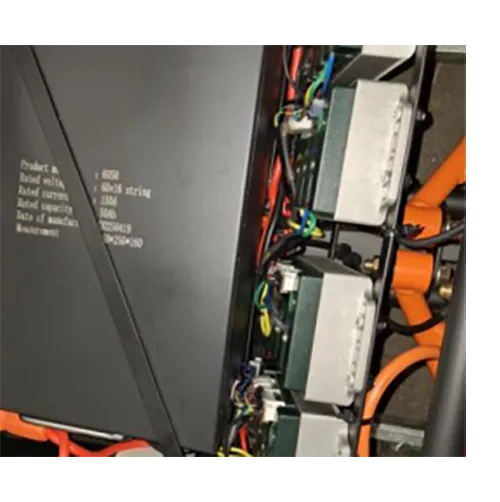 Un véhicule tout-terrain avec prise murale et alimentation électrique.