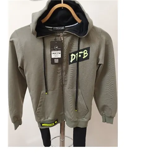 Ensemble de vêtements pour enfants, composé d'un maillot en matière textile kaki tricotée avec une capuche et des cordons de serrage, une fermeture zippée et un pantalon.