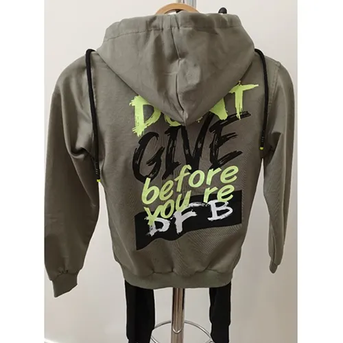 Ensemble de vêtements pour enfants, composé d'un maillot en matière textile kaki tricotée avec une capuche et des cordons de serrage, une fermeture zippée et un pantalon.