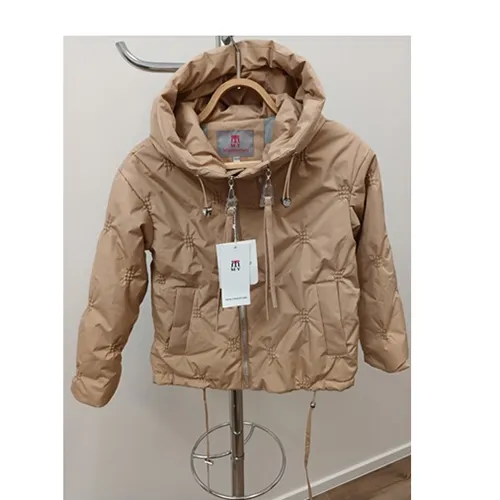 Veste pour enfants en tissu de couleur crème, irrégulièrement matelassé avec capuche avec cordons de serrage et fermeture à glissière.