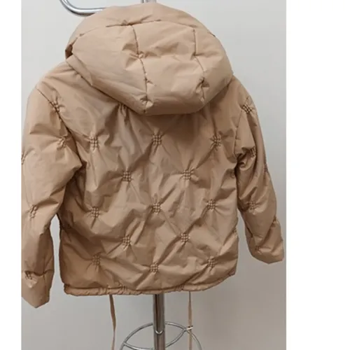 Veste pour enfants en tissu de couleur crème, irrégulièrement matelassé avec capuche avec cordons de serrage et fermeture à glissière.